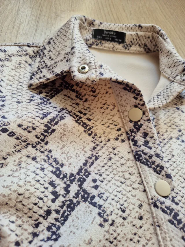 Chaqueta Bershka estampado serpiente