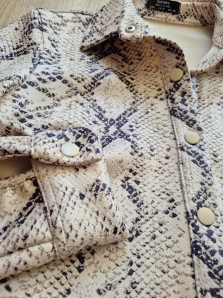 Chaqueta Bershka estampado serpiente