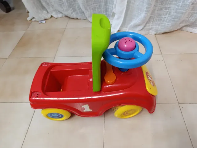 Coche de juguete infantil rojo y verde