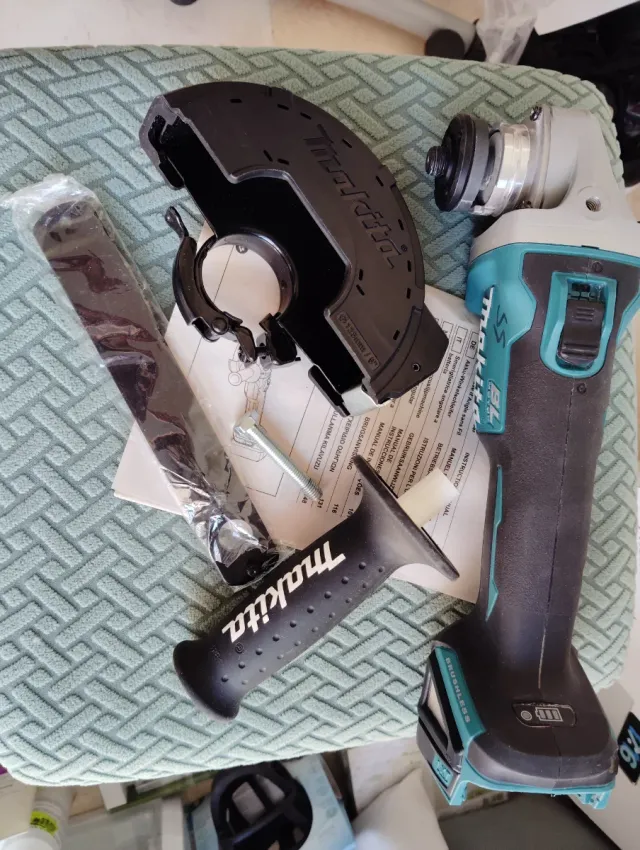 Smerigliatrice angolare Makita con batteria