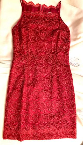 Vestido rojo encaje con pendientes
