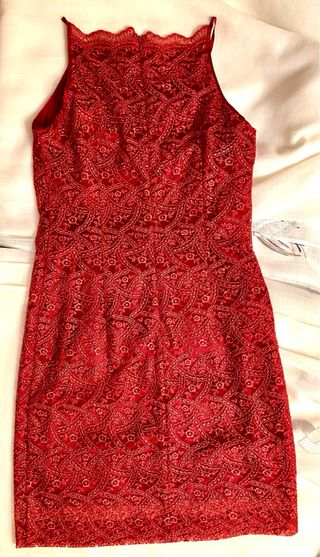Vestido rojo encaje con pendientes