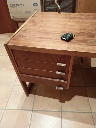 Mesa de despacho madera maciza
Se regala 


