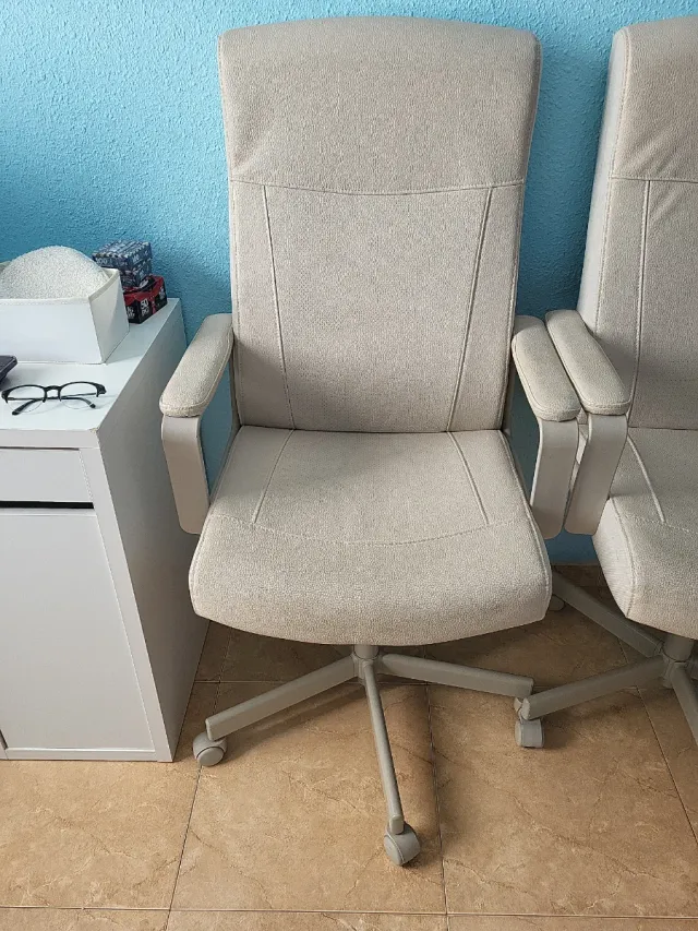 Silla de escritorio beige y gris
