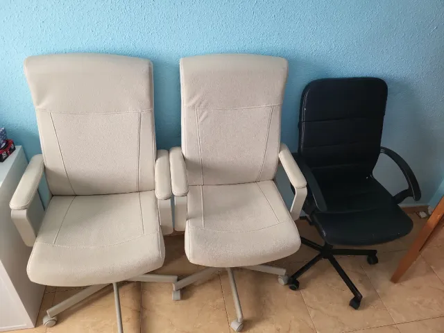 Silla de escritorio beige y gris