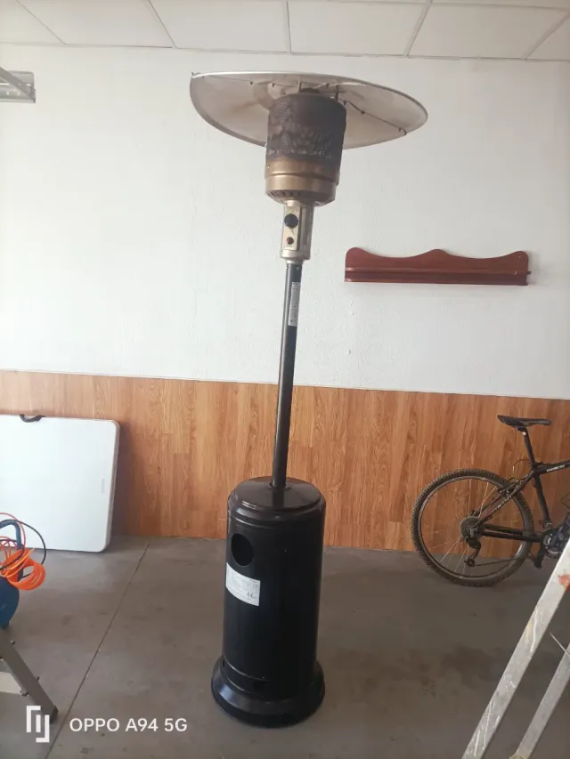 Estufa exterior negra y plateada