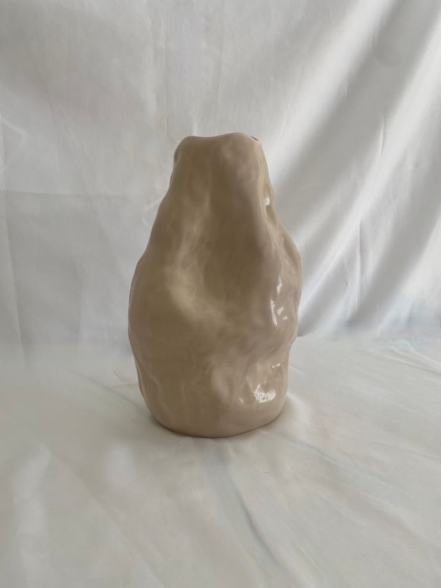 Jarrón de cerámica irregular beige