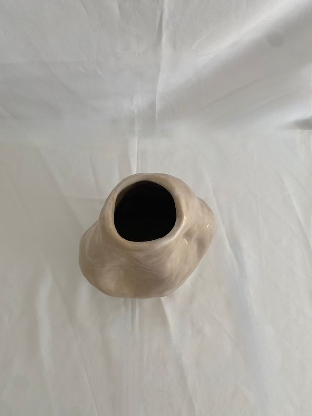 Jarrón de cerámica irregular beige