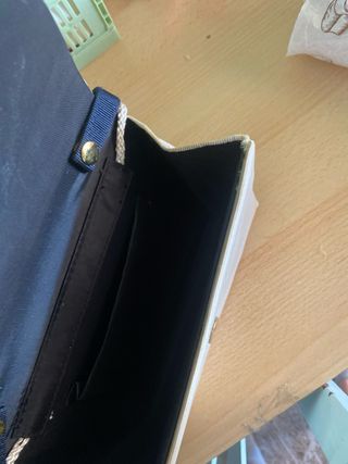 Bolso de mano beige y negro