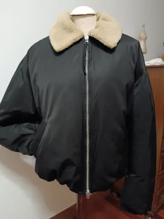 Cazadora Bomber Zara Negra con Cuello Peludo Talla