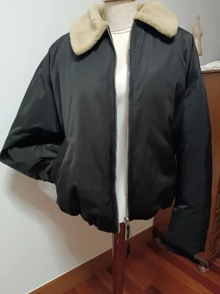 Cazadora Bomber Zara Negra con Cuello Peludo Talla