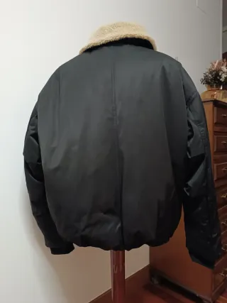 Cazadora Bomber Zara Negra con Cuello Peludo Talla