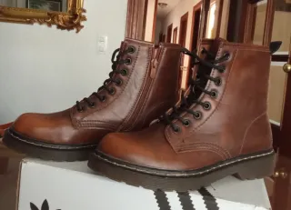 Botas de cuero marrones con cordones