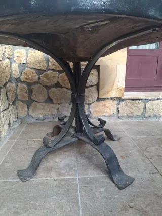 Mesa rústica de madera y metal