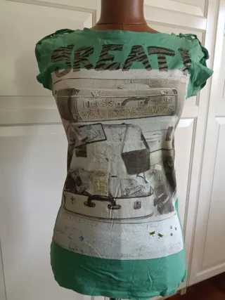 Camiseta Great con estampado de maletas