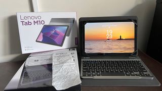 Lenovo Tab M10 + Funda + Teclado Universal