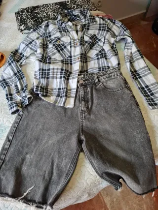 Camisa cuadros y vaqueros cortos mujer