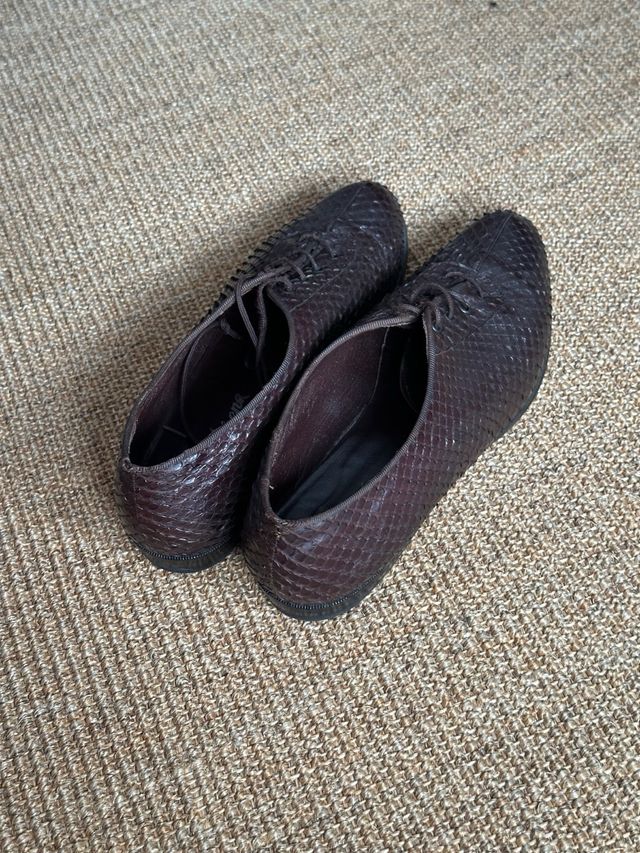 Zapatos piel serpiente marrones oscuros