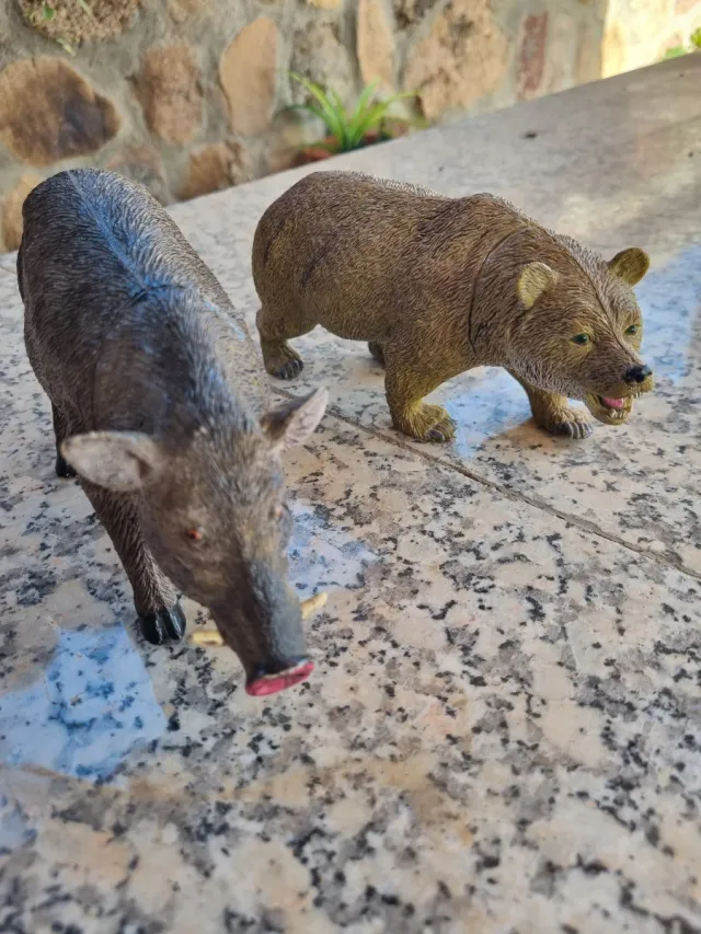 Figuras de animales: oso y jabalí (20 cm)