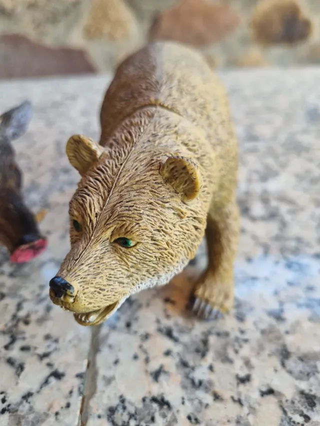 Figuras de animales: oso y jabalí (20 cm)