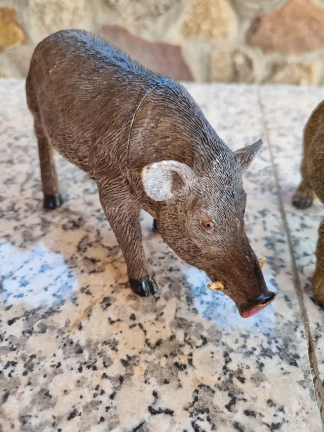 Figuras de animales: oso y jabalí (20 cm)