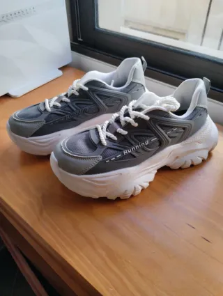 Zapatillas deportivas grises y blancas
