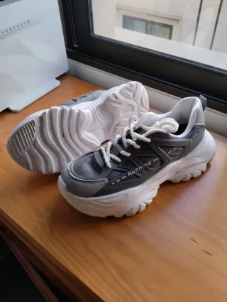 Zapatillas deportivas grises y blancas