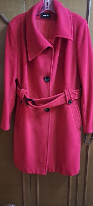 Abrigo  rojo de Lana y casmir. Firma MAZUR.