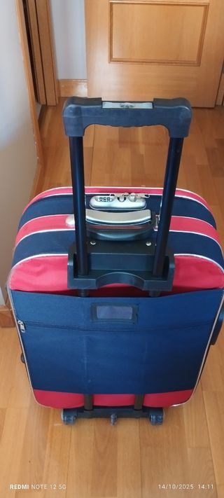 Maleta y bolso de viaje. Los dos por 18€.