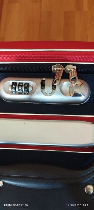 Maleta y bolso de viaje. Los dos por 18€.