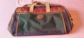 Maleta y bolso de viaje. Los dos por 18€.