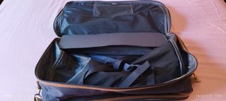 Maleta y bolso de viaje. Los dos por 18€.