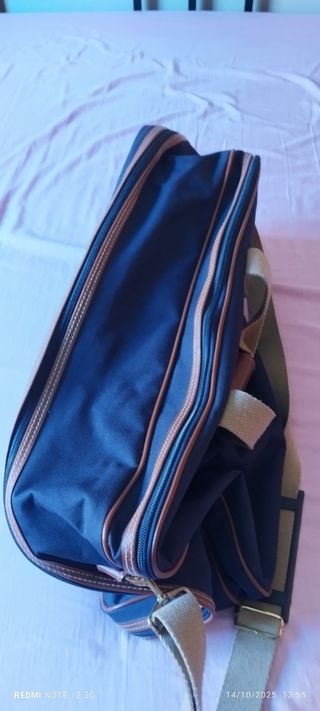 Maleta y bolso de viaje. Los dos por 18€.