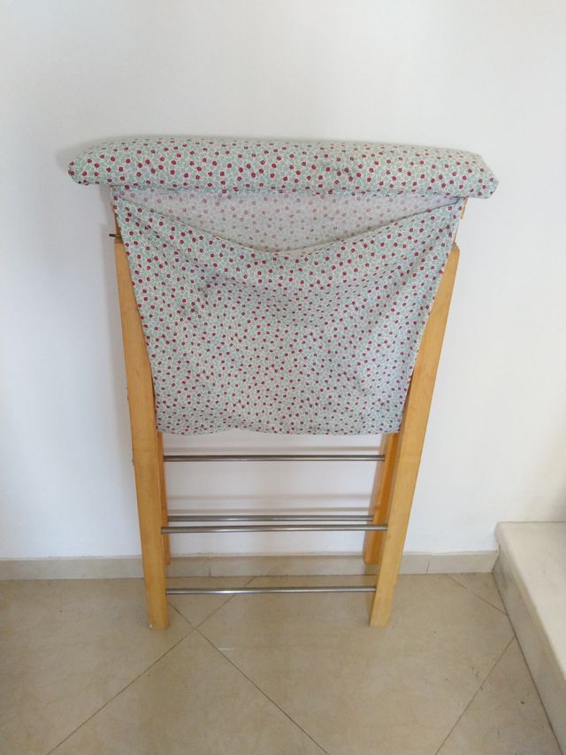 Flequera de madera con tela estampada y plegable.