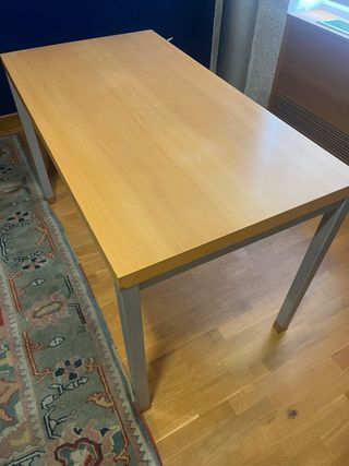 Mesa de escritorio de madera y metal