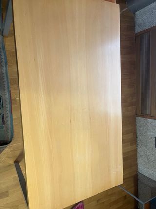 Mesa de escritorio de madera y metal