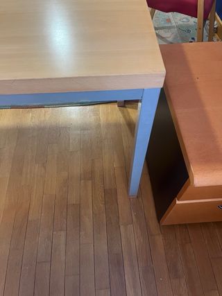 Mesa de escritorio de madera y metal