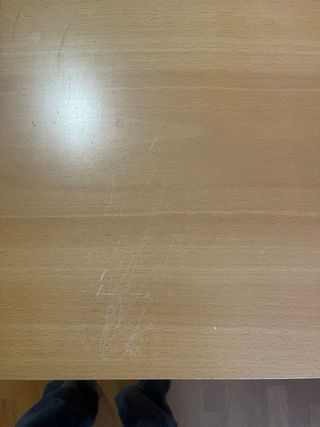 Mesa de escritorio de madera y metal