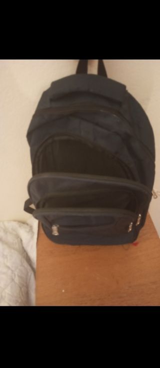 Mochila azul y negra