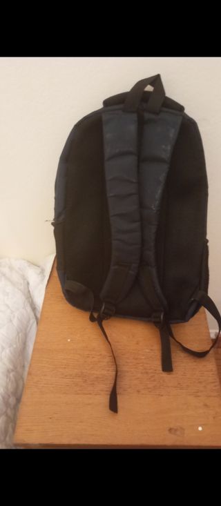 Mochila azul y negra
