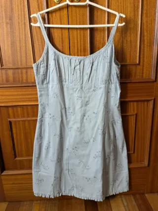 Vestido de verano gris con estampado floral