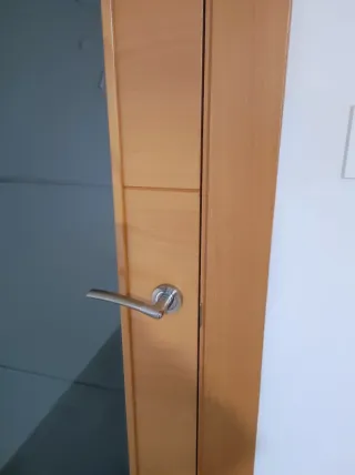 Puerta madera maciza con cristal