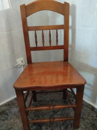 Mesa redonda madera con cristal y sus 4 sillas.