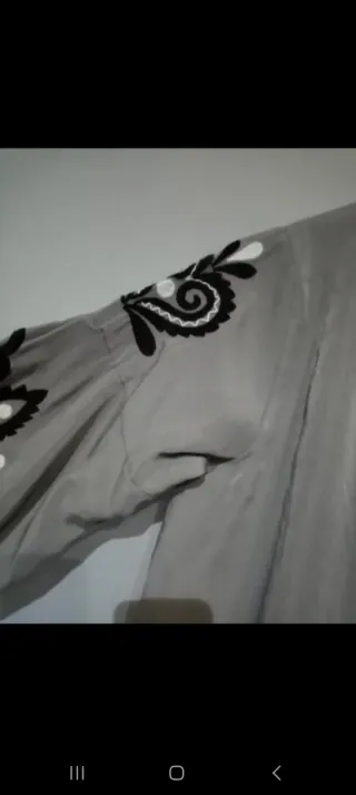 Blusa Lolitas&Lolos gris bordada