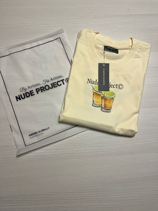 Camiseta Nude Project
