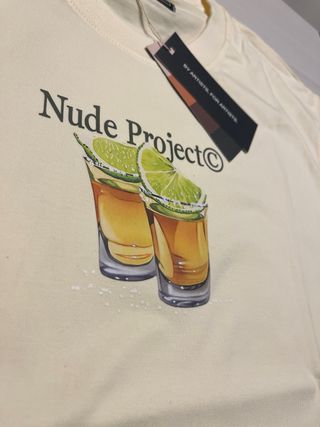 Camiseta Nude Project
