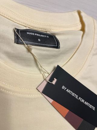 Camiseta Nude Project
