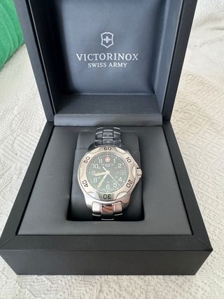 Reloj Victorinox Swiss Army Plata y Verde