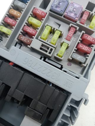 CAJA RELES / FUSIBLES OPEL ZAFIRA TOURER