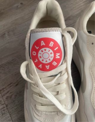 Zapatillas auténticas y nuevas 